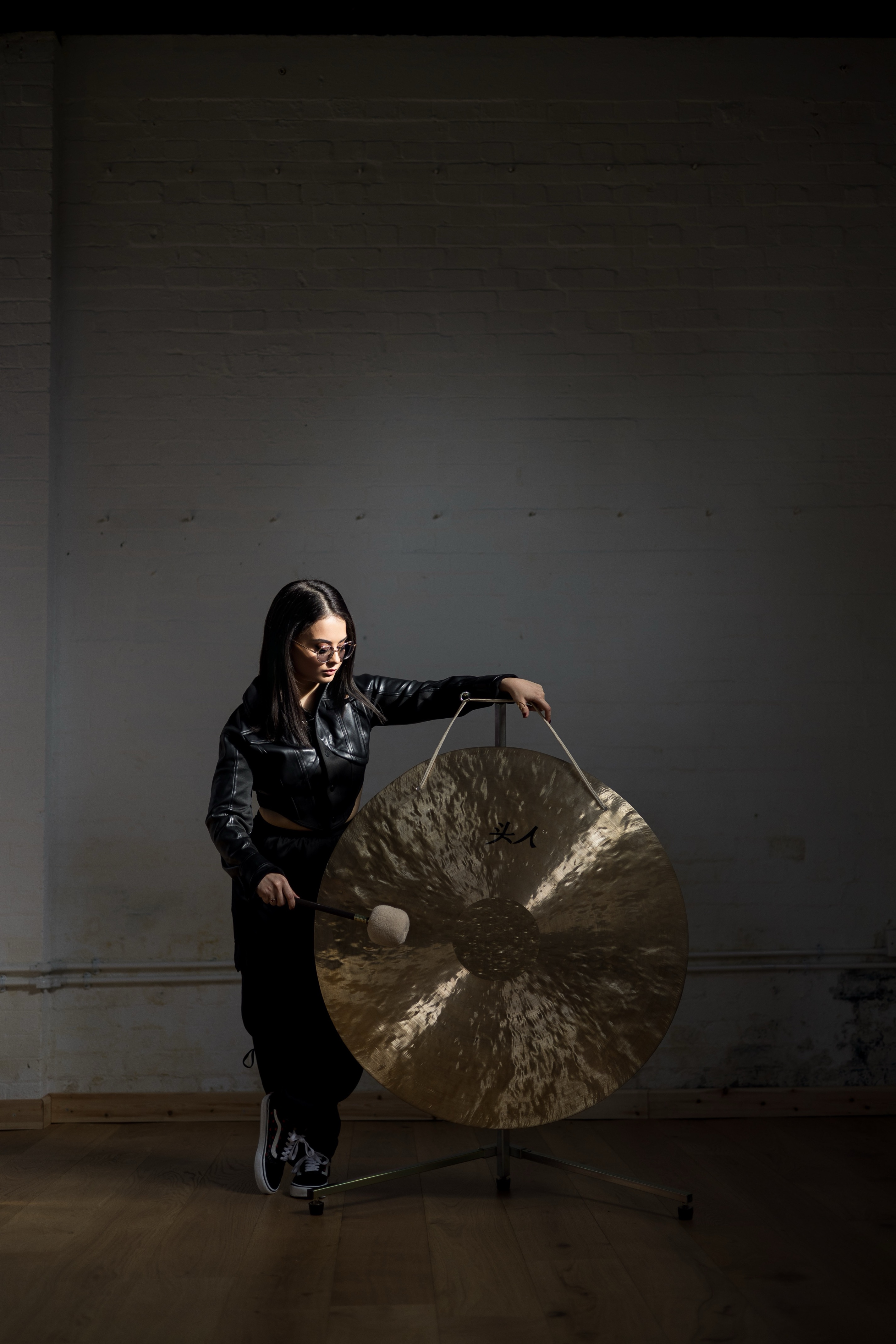 Alexandra with a gong during a Soundphilia sound practice